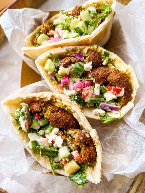 Falafel Sandwich - Fufu's Kitchen Falafel Recept, Falafel Pita, Falafel Sandwich, Sandwiches Recipes, Pita Sandwiches, Shawarma Recipe, Falafel Recipe, Mediterranean Cuisine, Mediterranean Dishes