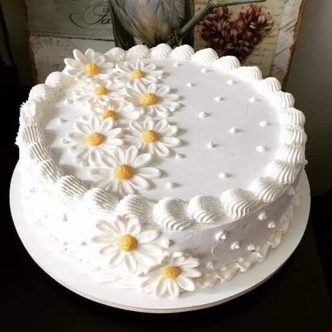 Pretty Decorated Cakes, Daisy Cake Decorations, Simple Round Cake Designs, Simple Cake Design, Tårta Design, Cakes Decorated, Cake Cute, Decoration Patisserie, Daisy Cakes