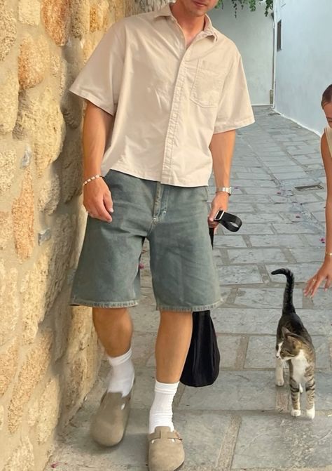 Model Off Duty Men Style, Birkenstock Mens Outfit, Boys Vacation Outfits, Summer Inspo Men, Men’s Thrift Style, Men’s Jorts Fashion, Nyc Summer Outfits Men, Mens Thrift Fashion Summer, Mens Outfit Inspiration Summer 2024