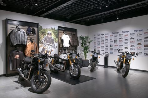 Motorcycle Shop Aesthetic, Motorcycle Store Design, Motorcycle Shop Design, Motorcycle Showroom Interior, Motorcycle Showroom Design, Motorbike Garage, Motorbike Store, Biker Shop, Motorcycle Store