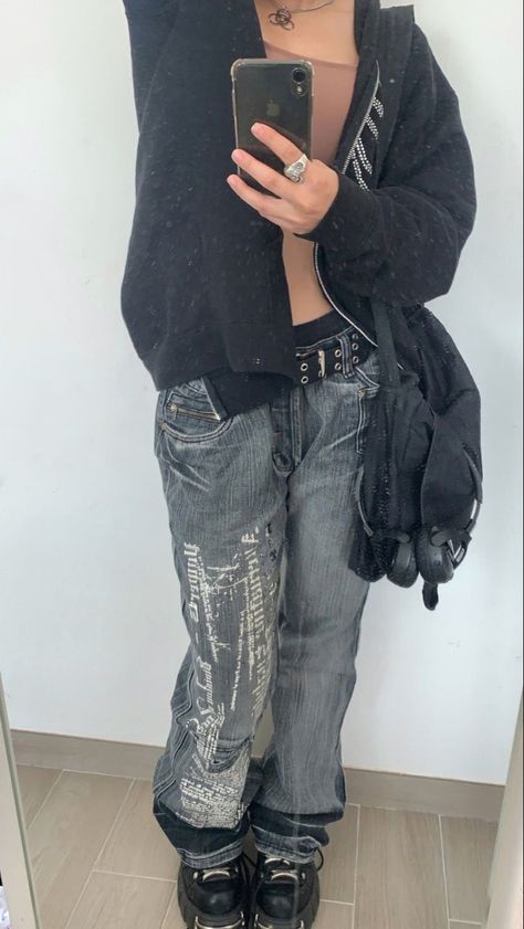 New Rock 106 Outfit, Subversive Tank Top, New Rock Shoes Outfit, Alt Low Rise Jeans Outfit, Low Rise Jeans Outfit 2000s Grunge, Low Rise Grunge Jeans, Bdg Y2k Low-rise Cargo Pants, Streetwear Y2k, Cute Jeans