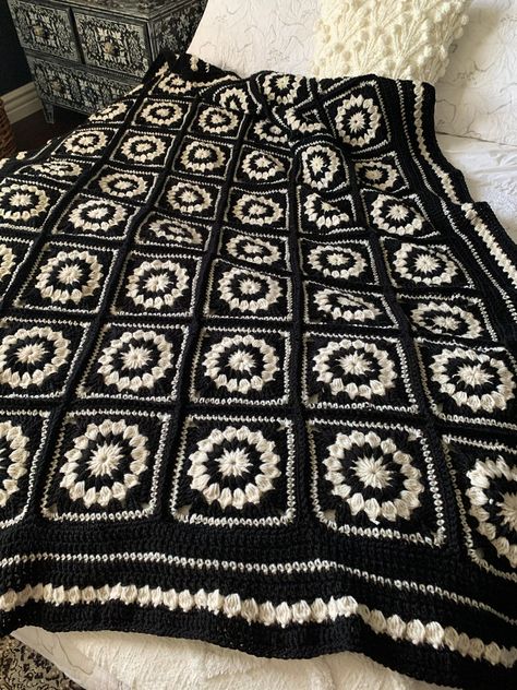 Trendy crochet blanket free patterns Vintage Crochet Ideas, Crochet Blanket Black And White, Crochet Black Blanket, Goth Crochet Blanket, Black Yarn Crochet Ideas, Black And White Crochet Blanket, Black Crochet Blanket, White Granny Square Blanket, Crochet Blanket Black