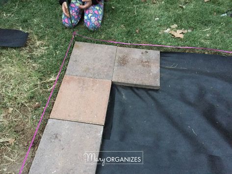 Foundation Garden, Laying A Patio, Concrete Paver Patio, Pavers Diy, Diy Patio Pavers, Beds Modern, Garden Pavers, Patio Installation, How To Install Pavers