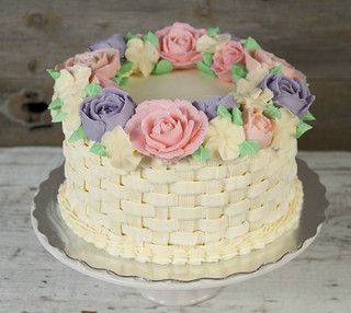 Basket Weave Frosting, Basket Weave Cake With Flowers, Basket Cake Decoration, Spring Cake Ideas Birthday, Easter Basket Cake Ideas, Basket Cakes With Flowers, Basket Weave Cake Design, Flower Icing Cake, Basket Cake Ideas