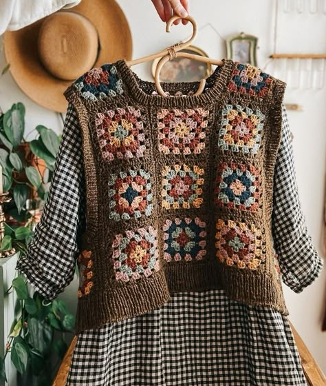 Granny Square Gilet, Unique Granny Squares, Knitted Sweater Outfit, Crochet Vest Outfit, Crochet Wardrobe, Granny Square Vest, Simpul Makrame, Crochet Mini Skirt, Crochet Waistcoat