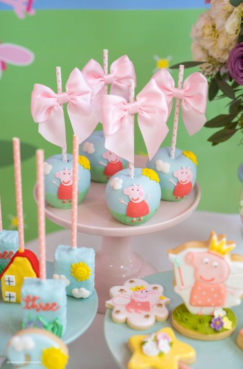 Apple Rice Krispie Treats, Pig Birthday Party Decorations, Pig Cake Pops, Peppa Pig Fairy, Pig Birthday Decorations, Apple Rice, Peppa Pig Happy Birthday, Birthday Party Sweets, Bolo Da Peppa Pig