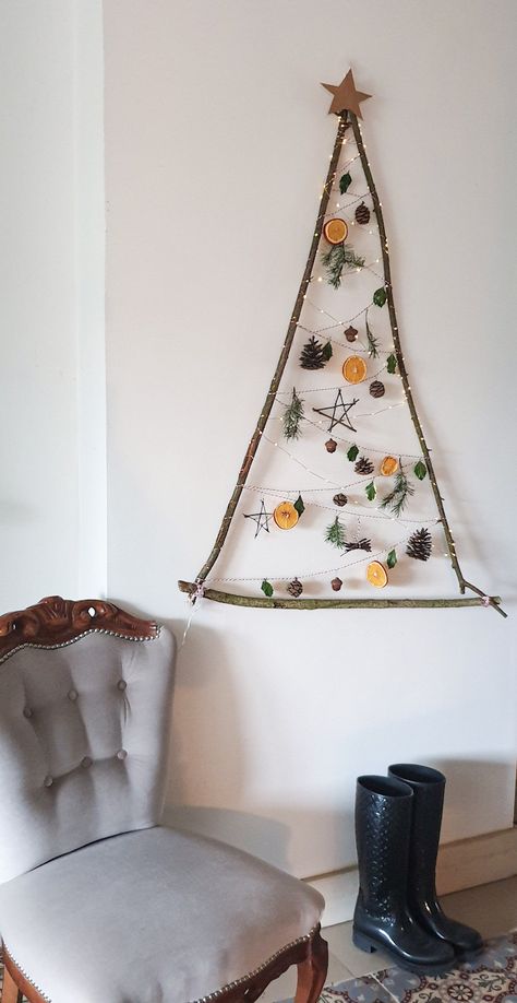 The easiest DIY zero-waste Christmas tree - TheAlblog Ecological Christmas Decorations, No Waste Christmas Decor, Zero Waste Christmas Decorations, Steiner Christmas, Orange Decorations, Waldorf Christmas, Eco Friendly Christmas Decorations, Organic Christmas, Zero Waste Christmas