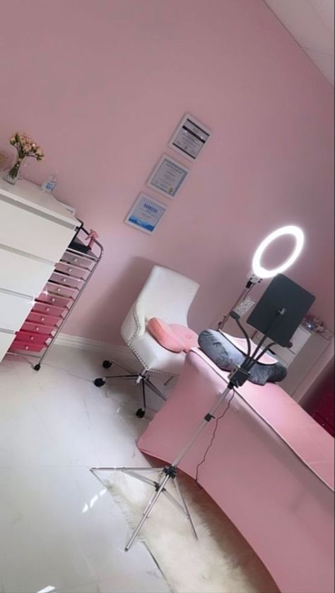 Lash Tech Aesthetic Job, Beautician Aesthetic Salon, Lash Tech Aesthetic Room, Lash Studio Aesthetic, Beautician Aesthetic, Lash Room Aesthetic, Esthetician Vision Board, Lash Tech Aesthetic, Lash Room Ideas