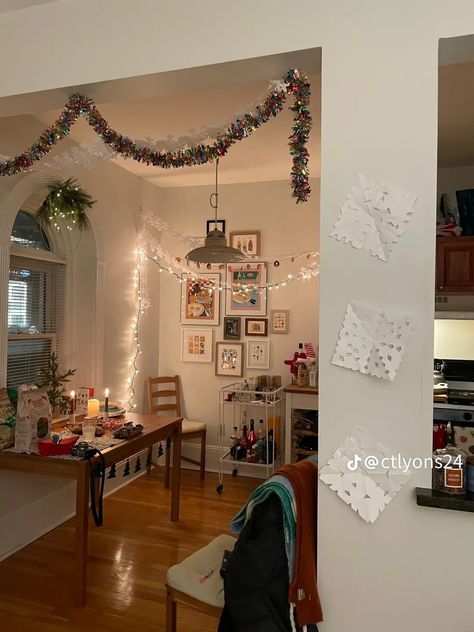 Christmas Decor College Apartment, Christmas Decor Ideas College Apartment, College Apartment Aesthetic Living Room, Christmas Room Decor Aesthetic, Cozy College Apartment, Danish Christmas Decorations, Manifest 2023, Girl Apartment, College House