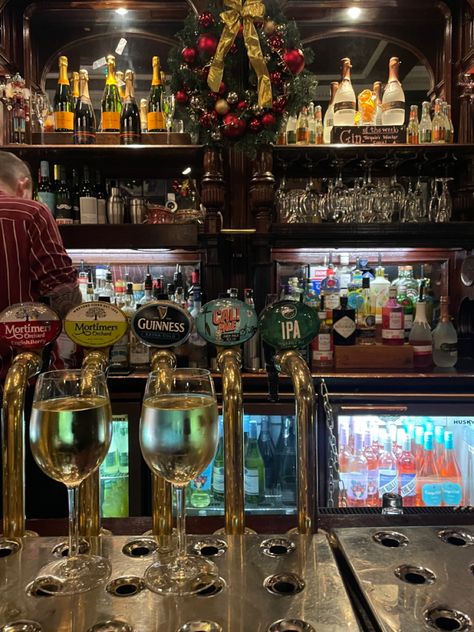 Cosy Pub Aesthetic, Christmas In Belfast, London Pubs Aesthetic, Weatherspoons Pub Aesthetic, Uk Pub Aesthetic, English Pub Aesthetic, British Pub Aesthetic, London Pub Aesthetic, Scottish Bar