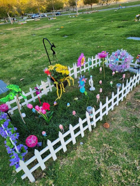 Memorial Decorations Cemetery, Decorating Cemetery Plot, Easter Grave Decorations Diy, Easter Cemetery Decorations, Decorate Grave Site Ideas, Grave Ideas Cemetery, Graveyard Decorations For Loved Ones, Gravesite Landscaping Ideas, Grave Ideas Cemetery Decoration