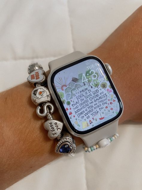 Apple Watches Aesthetic, Apple Watch Pandora Bracelet, Pandora And Apple Watch, Apple Watch Y Pandora, Silver Apple Watch Aesthetic, Pandora Y Apple Watch, Apple Watch 41mm Vs 45mm, Pandora Bracelet With Watch, Apple Watch Aesthetic Bands