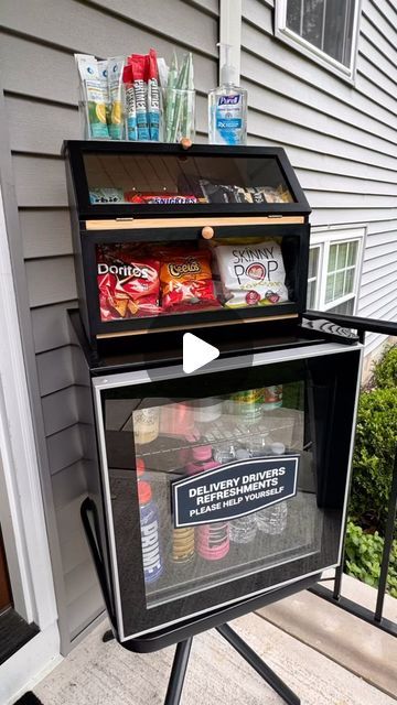 Micah Enriquez on Instagram: "Restocking my Delivery Driver Snacks 🤍 Between the home renovations, landscaping, take out, and deliveries, we get a ton of vistors at our home. This is my small way of showing my appreciation to the hard working individuals that make my life and my family’s lives easier! 💕Thank you @daquanawhite for the inspo! 💕  #restock #restockasmr #snackdrawer #snackstation #deliverdriversnacks #snackstation #organize #organizedfridge #minifridge #organizedhome" Front Porch Delivery Snacks, Thank You Delivery Drivers Ideas, Office Fridge Ideas, Small Office Snack Station Ideas, Snack Station For Delivery Drivers, Delivery Driver Snacks, Mini Fridge Organization Ideas, Mini Fridge Snacks, Mini Fridge Snack Ideas