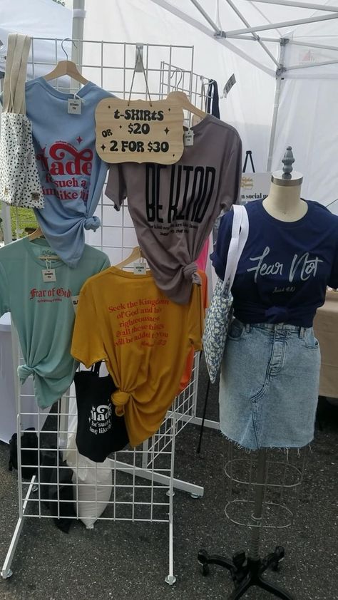 Tee Shirt Vendor Booth Display Ideas, Tshirt Vendor Booth Setup, T Shirt Vendor Booth Display Ideas, Clothing Booth Display Ideas, Tshirt Vendor Booth Display Ideas, Clothing Pop Up Shop Ideas, Flea Market Outfit, Clothing Booth Display, Bazar Ideas