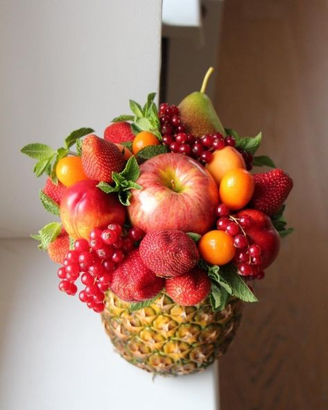 Fruit Basket Ideas Gift, Veggie Bouquet, Fruits Bouquet, Fruit Basket Ideas, Fruit Basket Diy Gift, Fruit Baskets Diy, Fruit Flower Basket, Fruit Bouquet Ideas, Edible Fruit Arrangements