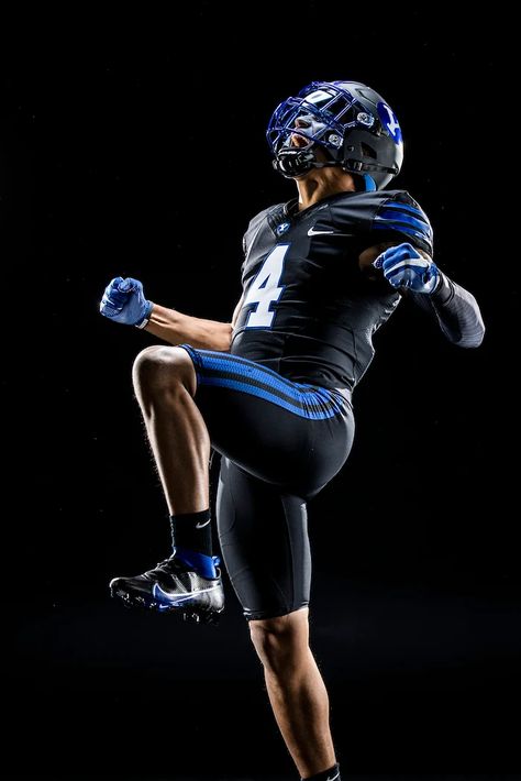 Football Recruiting Photoshoot, Nfl Media Day, College Football Photoshoot, Flag Football Photoshoot, Football Media Day Pictures, Senior Male Poses, College Football Media Day Poses, Football Media Day Photoshoot, Media Day Football