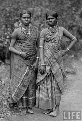 Two Indian women in 1940 - Old Indian Photos Indian Photos, Vintage India, Mode Abaya, Indian Textiles, Indian History, Africa Fashion, Sanskrit, New Delhi, Historical Photos