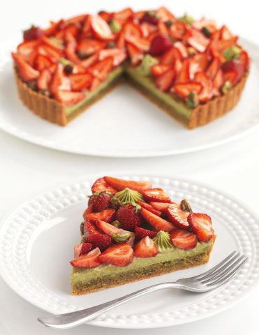 Pistachio Strawberry Tart, Strawberry Pie Aesthetic, Pistachio Tart Recipes, Pistachio Patisserie, Pistachio Tarts, Fancy Pastry, Pistachio Desserts, Friands Recipe, Pistachio Tart