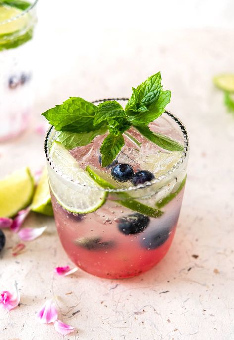 lime slices, mint, blueberries , ice mixed in glass Blueberry Cocktail, Elderflower Cocktail, Easy Mocktail Recipes, Virgin Cocktails, Coctails Recipes, Cocktail Party Food, Non Alcoholic Cocktails, Alcoholic Cocktails, Watermelon Lemonade