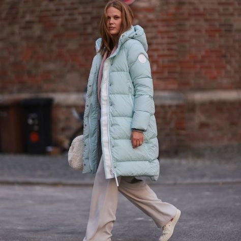 Long Puffer Jacket Outfit, Canada Goose Parka, Puffer Jacket Outfit, Blue Puffer Jacket, Long Puffer Jacket, Cropped Flare Jeans, White Duck, Mint Color, White Label