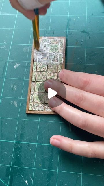 Basil & Rose on Instagram: "Grouting some tiles 😊 #handmade #handmadeuk #handmadewithlove #miniatures #dollshouse #dollshousefurniture #dollshouseminiatures #etsyuk #miniaturefurniture #onetwelthscale #onetwelfthscale #112thscale #112 #tinyfurniture #dolls #dollfurniture #oneinchscale #miniaturediy #miniaturecrafts #miniaturekitchen #etsyuk" Diy Kitchen Backsplash, Tiles Handmade, Tiny Furniture, Diy Backsplash, Diy Tile, It's A Small World, Miniature Kitchen, Handmade Uk, House Tiles