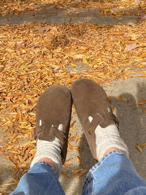 Birkenstock Boston Suede Mocha Outfit, Boston Clogs Aesthetic, Mocha Boston Birkenstock, Berkinstocks Shoes, Brown Birkenstock Clogs Outfit, Clogs Aesthetic, Fall Shoes 2023, Birks Clogs, Birk Clogs