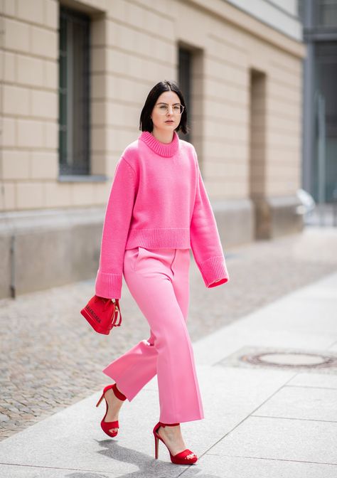 Light Pink Pants With a Cozy Pink Sweater and red pumps. Light Pink And Red Outfit, Pink And Red Outfit, Pink Colour Dress, Light Pink Pants, Styling 101, Autumn Ootd, Casual Spring Outfits, Look Rose, Fall Transition Outfits