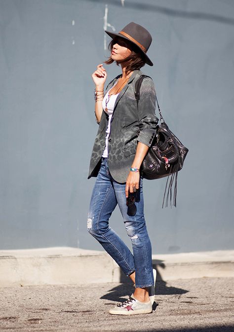 LOVE SAINTS Hat Wearing Style, Hat Casual Outfit, Looks Jeans, Tennis Shoes Outfit, Shoes Jeans, Women Hats Fashion, Denim Sneakers, Mode Jeans, Stil Inspiration