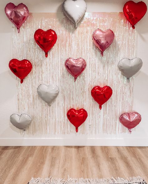 Valentine Room Decorations, Galentines Party Decor Backdrop, Valentines Wall Decorations, Heart Balloons On Wall, Valentine Day Dance Ideas, Galentines Party Decor Balloons, Valentines Day Photobooth Ideas, Valentine Day Backdrop Ideas, Heart Balloon Wall Backdrop