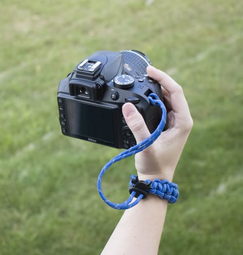 Paracord Camera Strap, Simpul Dasi, Paracord Accessories, Camera Neck Strap, Camera Wrist Strap, Paracord Tutorial, Diy Leather Bracelet, Knots Diy, Rope Crafts Diy