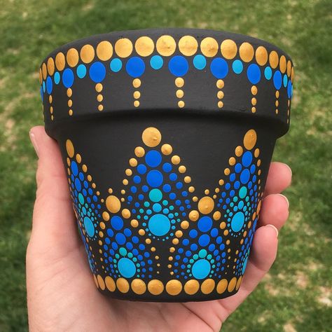 Pot Art, Flower Pot Art, Terra Cotta Pot Crafts, Painted Pots Diy, Painted Plant Pots, Flower Pot Design, Painted Clay Pots, Mandala Rock Art, Painted Terra Cotta Pots