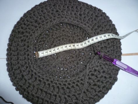 tuto photos et explications béret au crochet http://annthiescia.canalblog.com/archives/2013/10/25/28290746.html Beret Crochet, Crochet Beret Pattern, 2 Brides, Beret Pattern, Minion Crochet, Easy Crochet Hat, Crochet Beret, Bonnet Crochet, Crochet Beanie Hat