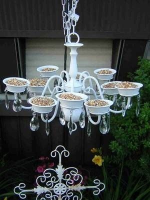 Repurpose an old chandelier as a bird feeder. | 41 Cheap And Easy Backyard DIYs You Must Do This Summer Chandelier Bird Feeder, Easy Backyard Diy, Old Chandelier, Jardim Diy, Easy Backyard, Bird Baths, Have Inspiration, Bird Feeder, Garden Crafts