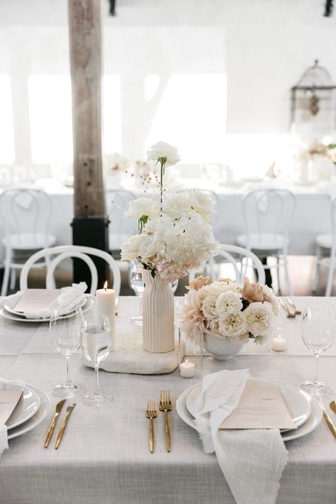 Wedding of Rita & Daniel, Stones of the Yarra Valley VIC – Table Threads Stone Wedding Table Decor, Oval Table Decor Wedding, Modern White Floral Arrangements, Modern Tablescape Wedding, Long Table Centerpieces Wedding, Wedding Plate Set Up, All White Table Setting, Modern Wedding Table Settings, Stone Wedding Decor