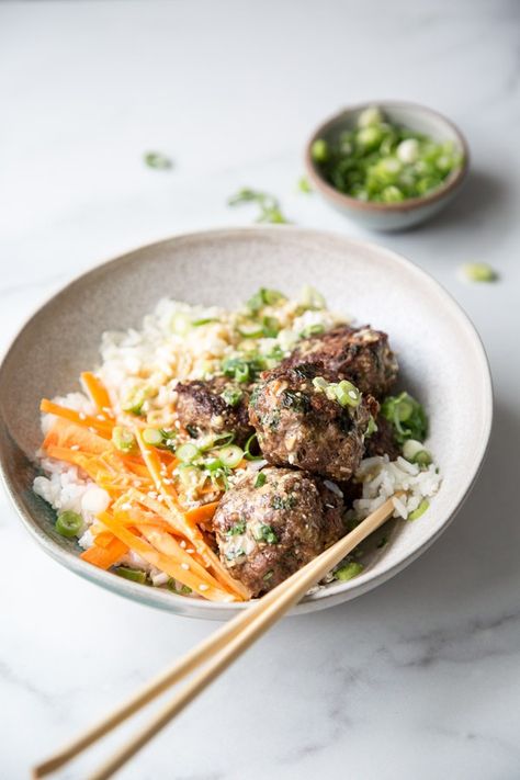 These low FODMAP meatballs are Asian-inspired and packed with gluten-free oats. It's an easy dinner recipe with ground beef or chicken! Fodmap Meatballs, Fodmap Recipes Dinner, Low Fodmap Recipes Dinner, Gluten Free Meatballs, Low Fodmap Diet Recipes, Fodmap Diet Recipes, Pickled Carrots, Cooking White Rice, Easy Dinner Recipe