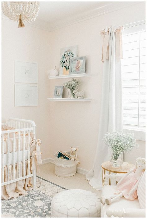 Pinterest - Nederland Small Nursery Wall Decor, Nursery Cabinet Ideas, Shelves In Nursery Wall, Wall Shelves In Nursery, Classic French Nursery, Baby Nursery Side Table, Blush And Blue Nursery, Palest Pink Paint Color, Baby Girl Nursery Blush Pink