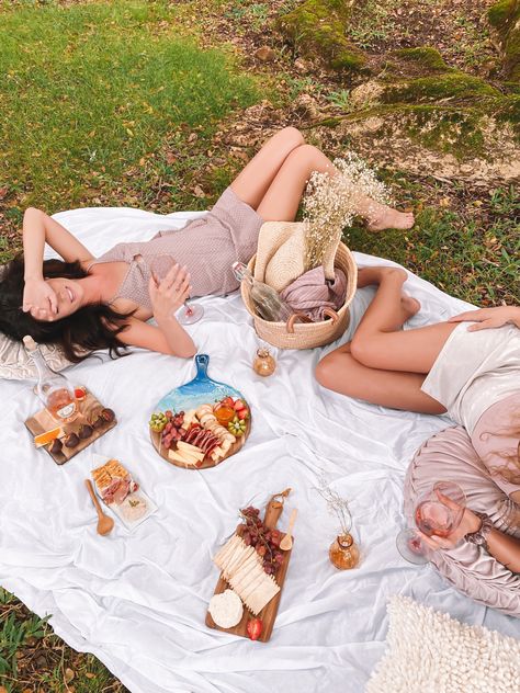 Picnic with friends Charcuterie Picnic, Picnic Photo Shoot, Picnic Photography, People With Freckles, Cake Photoshoot, Picnic Photoshoot, Friendship Photoshoot, Cute Birthday Pictures, Picnic Decorations