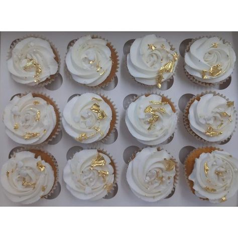 White Cupcakes With Gold Flakes, Gold Dust Cupcakes, White And Gold Cupcake Ideas, Gold Dusted Cupcakes, Gold Flake Cupcakes, White And Gold Cupcakes Birthdays, Gold Decorated Cupcakes, Elegant White Cupcakes, White Cupcakes With Gold Sprinkles