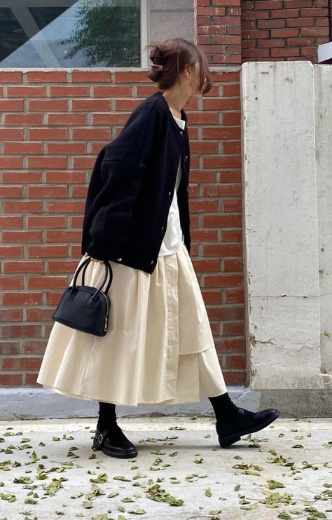 Modest Outfit Casual, Business Casual Vintage, Kyoto Street Style, Modest Fashion 2023, Short Wool Coat Outfit, Japanese Modest Fashion, Long Tan Skirt Outfit, Japan Girl Style, Japan Clothing Style