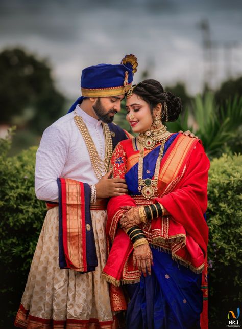 Saptapadi Saree Look, Maharashtra Couple Photography, Nauvari Saree Couple Photoshoot, Wedding Couple Poses Maharashtrian, Couple Poses Maharashtrian, Marathi Cupels Photo, Maharashtra Wedding Couple Pose, Marathi Wedding Couple Poses, Vaidik Couple Pose