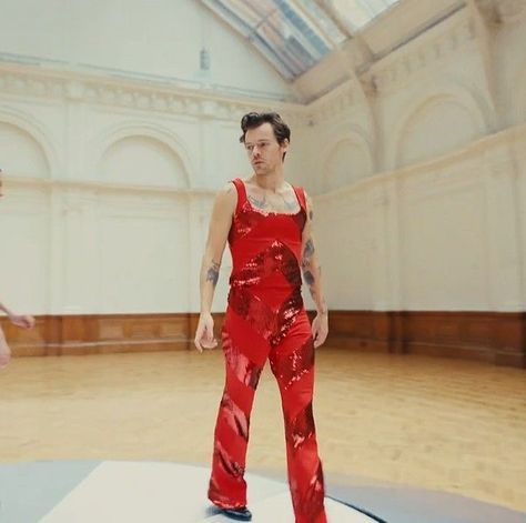 Iconic Harry Outfits, Harry Styles Red Suit, Iconic Harry Styles Outfits, Harry Styles Halloween Costume, Harry Styles Costume, Harry Styles Dress, Harry Styles Outfits, Harry Styles Icon, Harry Styles Icons