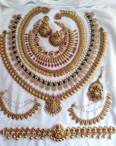 Hindu Wedding Jewelry The Bride, Gold Necklace Set South Indian, Marriage Jewellery Set Gold, Bridal Necklace Set Weddings, Desi Necklace, Marriage Jewellery Set, Full Bridal Jewellery Set, Victoria Jewellery, Jewellery Patterns