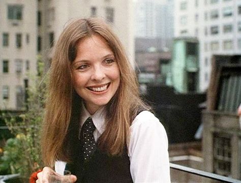 Who doesn’t love Diane Keaton? The Godfather, Father of the Bride, The First Wive’s Club – I could go on. But one of my all time favorite Diane Keaton movies is Annie Hall. Who kn… Diane Keaton Annie Hall, Annie Hall Style, Annie Hall, Candice Bergen, Warren Beatty, Late Night Show, Bette Midler, Goldie Hawn, Diane Keaton