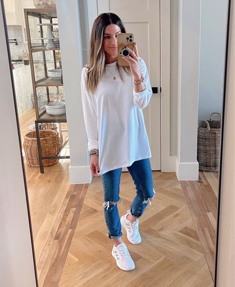 Long Shirt Outfits Leggings, Oversized Long Sleeve Outfit, Shirt With Long Sleeve Under, Oversized Long Sleeve Shirt Outfits, Long Tshirt Outfit, Long Sleeve Tshirt Outfit, Long Shirt Outfits, White Tees Outfit, White Tshirt Outfit