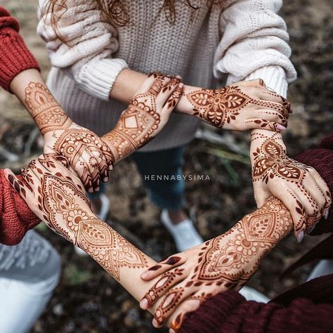 #bff_goals #mehndi_love Mahendi Photoshoot With Friends, Mehandi Photography Brides With Friends, Mehendi Photography Bridal With Friends, Mehndi Photography Poses, Mehendi Photoshoot With Friends, Mehndi Poses Photography, Mehndi Photoshoot Brides, Bridesmaid Mehendi, Mehandi Pose