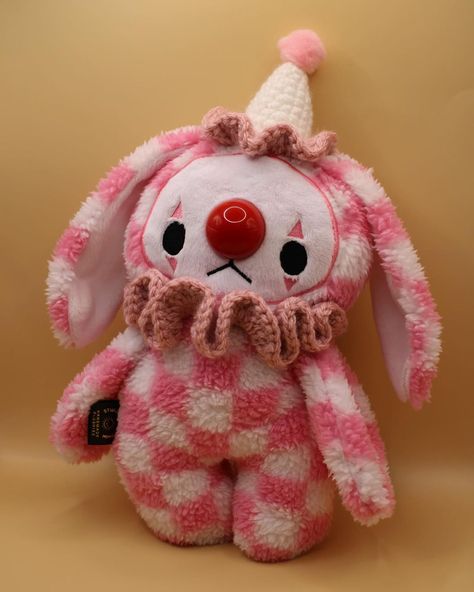 Liz (@stuffedserotonin) • Instagram photos and videos Clown Stuffed Toy, Art Doll Creatures, Clown Dolls Cute, Clown Plush Pattern, Diy Clown Doll, Clowncore Plushies, Person Holding Plushie Reference, Baby Toys To Sew, Pink Clowncore