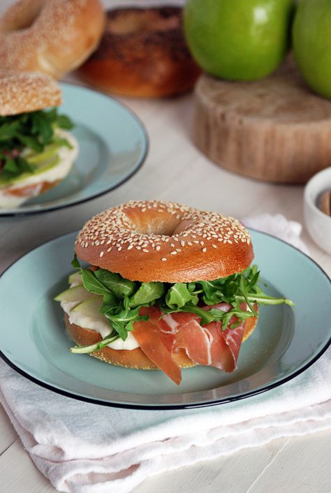 These tasty sesame bagel sandwiches feature salty prosciutto, arugula, crisp granny smith apple, and a homemade honey cream cheese. Best Bagel Sandwich Recipe, Bagel Sandwich Recipes, Honey Cream Cheese, Bagel Sandwiches, Sesame Bagel, Bagel Breakfast Sandwich, Smoked Salmon Bagel, Honey Cream, Cheese Bagels