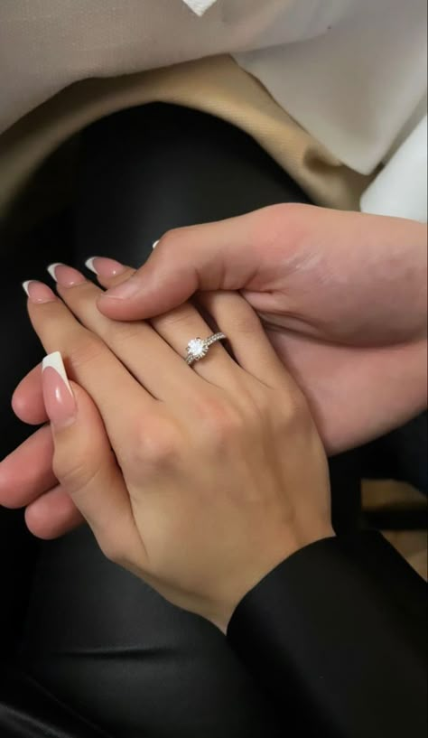 Rings Engagement Aesthetic, Promise Rings Aesthetic, Mains Couple, Hand With Ring, Engagement Hand, Ring For Boyfriend, Engagement Ring On Hand, Couple Hands, Gel Toes