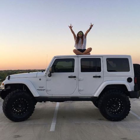 White Jeep Wrangler, White Jeep, Jeep Photos, Eksterior Modern, Cars Jeep, Stuff To Buy, Dream Cars Mercedes, Jeep Jeep, Dream Cars Jeep