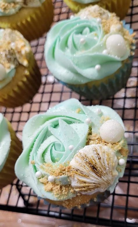 Beach Wedding Cupcakes, Beach Themed Cupcakes, Ocean Cupcakes, Beach Theme Cupcakes, Ocean Christmas, Seashell Cake, Sea Cupcakes, Beach Cupcakes, Cupcake Inspiration